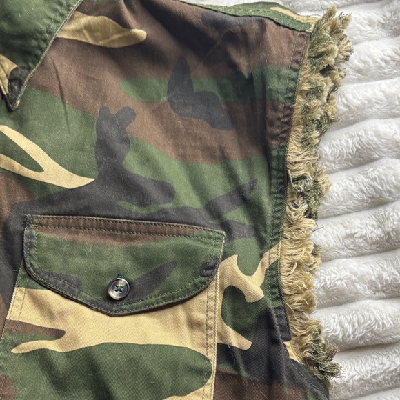 Men's Camouflage Sleeveless Shirt - Picture 3 of 3